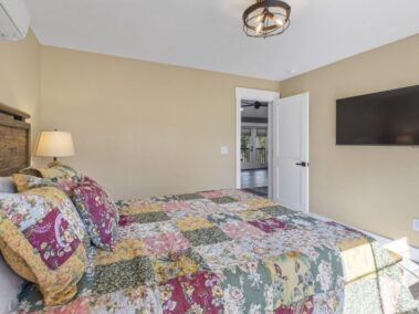 2nd bedroom queen bed